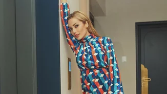 Πώς η Ελένη Βουλγαράκη δημιούργησε ένα cool & casual look με ένα ζευγάρι παπούτσια