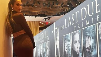 Jennifer Lopez | Τα φιλιά με τον Ben Affleck στο κόκκινο χαλί και οι εξωπραγματικοί κοιλιακοί