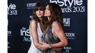 Kaia Gerber | Ποζάρει με το cropped Ralph Lauren πουλόβερ που είχε φορέσει η Cindy Crawford πριν 27 χρόνια