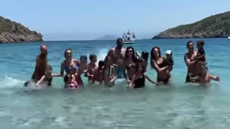 Ολυμπία Χοψονίδου - Βασίλης Σπανούλης | Για μπάνιο με τα έξι παιδιά τους