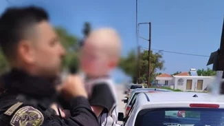 Συγκλονιστική εικόνα | Ο αστυνομικός της ΔΙΑΣ κρατά στην αγκαλιά του το μωρό που απεγκλώβισε από αυτοκίνητο στη Ζάκυνθο