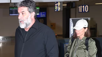 Το airport style της Δέσποινας Βανδή και ο Βασίλης Μπισμπίκης μετά την περιπέτεια της υγείας του