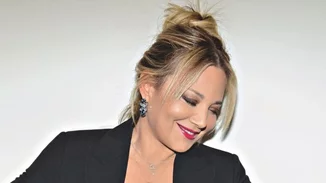 Νάνσυ Ζαμπέτογλου | Με ολόσωμη φόρμα στο χρώμα που θα φορέσουμε το 2025 περισσότερο κι από το μπορντό