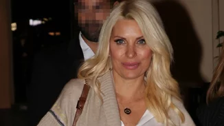 Η Ελένη Μενεγάκη φωτογραφίζεται με θέα το τοπίο της Άνδρου