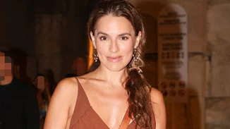 Η Melia Kreiling στο Ηρώδειο με καφέ Zara φόρεμα