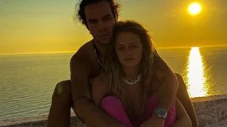 Άγγελος Λάτσιος - Γαία Μερκούρη | Δημόσιες αγκαλιές στο κέντρο της πόλης (vid)