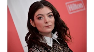 H Lorde έκανε τα μαλλιά της κασκόλ για το κόκκινο χαλί