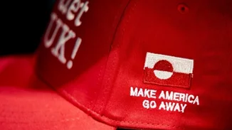 Make America Go Away | Ξεπούλησε το κόκκινο καπελάκι του μπέιζμπολ που χλευάζει το σλόγκαν του Τrump