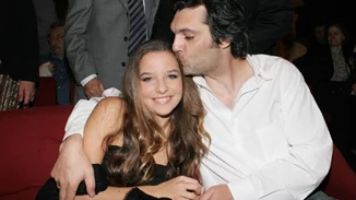 17 χρόνια πριν | Εριέττα Κούρκουλου και Άλκις Κούρκουλος-Η τρυφερή αγκαλιά της 14χρονης Εριέττας με τον μεγάλο της αδερφό, Άλκη