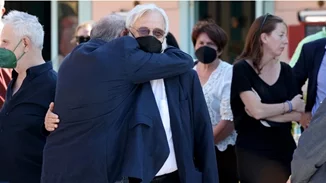 Γιάννης Σμαραγδής | Συντετριμμένος στην κηδεία της συζύγου του, Ελένης - "Ήταν άγγελος με φτερά" [εικόνες]