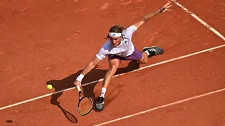 Ισοπεδωτικός ο Στέφανος Τσιτσιπάς! Νίκησε τον Μεντβέντεφ και μπήκε στους "4" του Roland Garros
