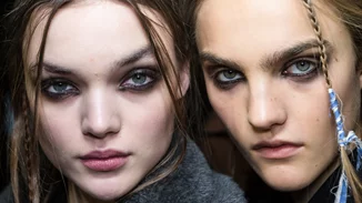 9 τρόποι να φορέσεις μπλε σκιά ό,τι χρώμα κι αν είναι τα μάτια σου