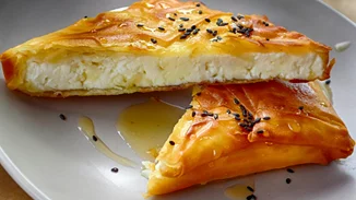 Τραγανή τυρόπιτα εξπρές | Η πανεύκολη συνταγή για λαχταριστή πίτα που δεν ήξερες ότι χρειάζεσαι