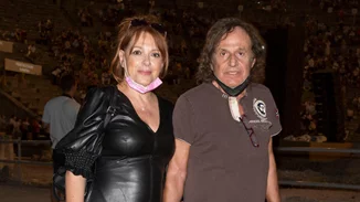 Η  Ελένη Ράντου ποζάρει με την όμορφη κόρη της στην πρώτη της έκθεση ζωγραφικής