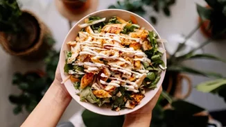 Πότε η σαλάτα παύει να θεωρείται υγιεινό γεύμα;