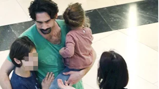 Ο Οδυσσέας Παπασπηλιόπουλος σε σπάνια δημόσια εμφάνιση με τα παιδιά του και την πρώην σύζυγό του