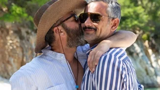 O Άγγελος Μπράτης με τον σύντροφό του για πρώτη φορά μπροστά στην κάμερα!