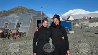 ΒΤΑ | Ελληνίδες ωκεανολόγοι πραγματοποιούν την πρώτη επιστημονική κατάδυση από τη βουλγαρική βάση Άγιος Κλήμης της Οχρίδας στη Ανταρκτική