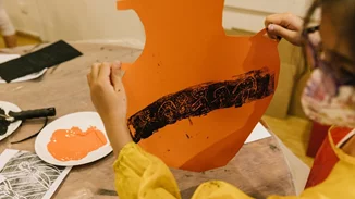 "Σημερινές Ιστορίες Αγγέλων" | Μικροί καλλιτέχνες φιλοτεχνούν αγγεία για το Μουσείο Κυκλαδικής Τέχνης