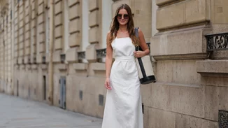 Αυτό το λινό midi φόρεμα από τα Marks & Spencer συνδυάζει τη διαχρονικότητα του ασπρόμαυρου με την άνεση για την καθημερινότητα