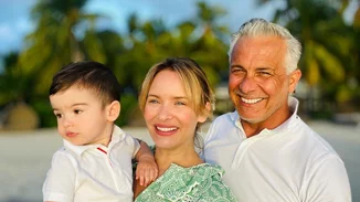 Ανίτα Μπραντ | Κάνει γυμναστική κρατώντας στην αγκαλιά τον νεογέννητο γιο της (βίντεο)