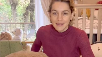 Γιούλικα Σκαφιδά | Ο γιος της Άγγελος παίζει στο σαλόνι του σπιτιού τους