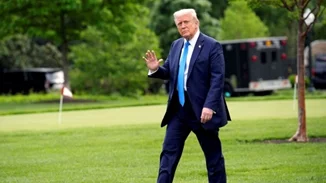 Ο πρόεδρος Τrump "δεν έχει σχέση" με το φωτομοντάζ που τον εικονίζει ντυμένο σαν πάπα