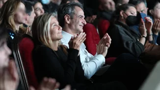 Κυριάκος Μητσοτάκης και Μαρέβα Μητσοτάκη σε βραδινή θεατρική έξοδο