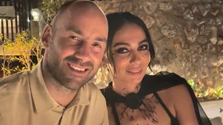 Επέτειος γάμου για την Ολυμπία Χοψονίδου και τον Βασίλη Σπανούλη | Το "date night" σύνολό της με strapless top και στραφταλιζέ ροζ φούστα