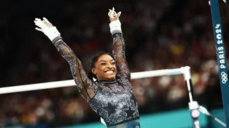 Το sisterhood στα καλύτερά του | Η Simone Biles και η Jordan Chiles υποκλίνονται στη χρυσή Rebeca Andrade από τη Βραζιλία