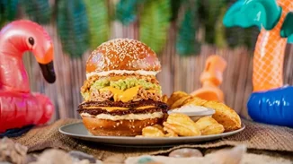 Λένε πως αυτό είναι το πιο τροπικό burger του καλοκαιριού