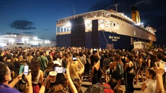 Με καθυστέρηση περίπου έξι ωρών απέπλευσε το Blue Horizon λόγω διαμαρτυρίας πολιτών