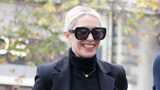 Μαρία Μπακοδήμου | Με total brown σύνολο σε θεατρική πρεμιέρα