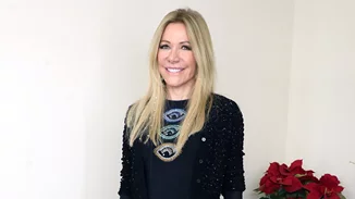 Η Μαριάννα Λάτση ποζάρει χαμογελαστή με δερμάτινο σύνολο στο αγαπημένο της μοτίβο