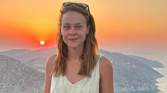 Η Λένα Παπαληγούρα σε μία σπάνια δημόσια εμφάνιση με τους γονείς της | Η οικογενειακή στιγμή που κατέγραψε ο φωτογραφικός φακός