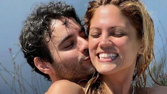 Μαίρη Συνατσάκη | Οικογενειακώς για μπάνιο στη θάλασσα - Οι σπάνιες κοινές φωτογραφίες με τον Ίαν Στρατή και την κόρη τους