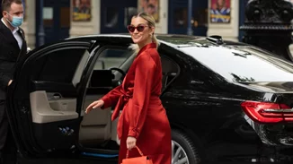 7 midi φορέματα που θα κάνουν το καθημερινό ντύσιμο πιο εύκολο