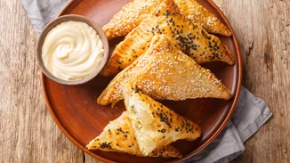 Τυρομπουρεκάκια της τεμπέλας με 6 -μόνο - υλικά