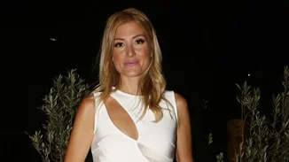 "Κούκλα στα λευκά" | Η 9χρονη κόρη της Ράνιας Τζίμα στην Επίδαυρο