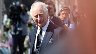 "Τον χτυπούσαν και του τραβούσαν τα αφτιά" | Όταν ο βασιλιάς Κάρολος έπεσε θύμα bullying