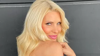 Πανέμορφη και φρέσκια, χωρίς ίχνος μακιγιάζ | Η Ελένη Μενεγάκη υποδέχεται το καλοκαίρι στην Άνδρο