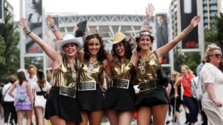 Οι Αμερικανοί χρεώνονται για να αγοράσουν εισιτήρια για συναυλίες, σύμφωνα με έρευνα