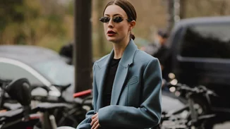 Αυτή η midi φούστα από τη Zara είναι το πιο versatile κομμάτι του φθινοπώρου και κοστίζει 29,95€