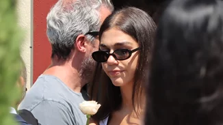 Μελίνα Νικολαΐδη | Στο πλευρό του Ντέμη Νικολαϊδη στην κηδεία της συντρόφου του, Αλεξάνδρας Νικολαΐδου