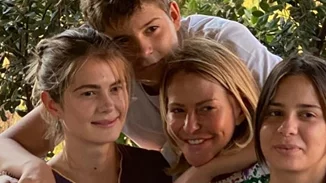 Η Τζένη Μπαλατσινού υποδέχτηκε το νέο έτος αγκαλιά με τα τέσσερα παιδιά της