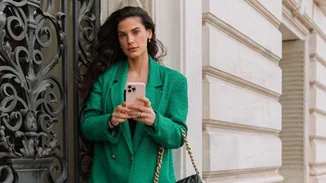 Η Χριστίνα Μπόμπα φόρεσε το διχτυωτό καλσόν που χρειάζεσαι φέτος την άνοιξη