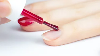 Τα βερνίκια νυχιών που θα χαρίσουν ένα gel εφέ στο μανικιούρ σου