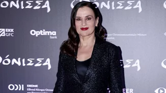 Η Καρυοφυλλιά Καραμπέτη με ένα sequin κοστούμι στην πρεμιέρα της ταινίας "Φόνισσα"