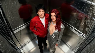 Τι κάνει ο Μιχάλης Τσαουσόπουλος στο ασανσέρ με τη Dua Lipa;