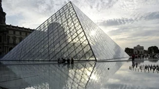 Σύλληψη 9 υπόπτων για απάτη ύψους 10 εκατ. ευρώ με την έκδοση εισιτηρίων για το Λούβρο και τις Βερσαλλίες